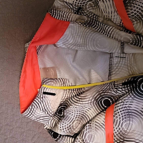 Saucony runners light weight jacket. Woman's Size m - Picture 2 of 4